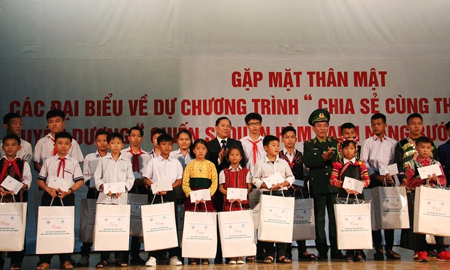 Tặng 60 sổ tiết kiệm cho các 'thầy giáo quân hàm xanh' ảnh 5