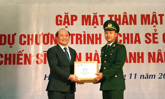 Tặng 60 sổ tiết kiệm cho các 'thầy giáo quân hàm xanh' ảnh 4