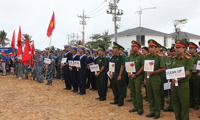Đông đảo tình nguyện viên ra quân Chiến dịch 'Hãy làm sạch biển' ảnh 1