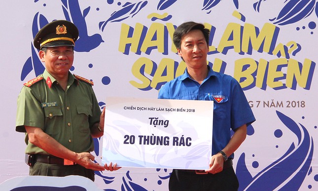 Đông đảo tình nguyện viên ra quân Chiến dịch 'Hãy làm sạch biển' ảnh 4