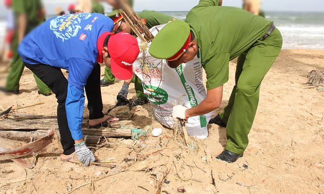 Đông đảo tình nguyện viên ra quân Chiến dịch 'Hãy làm sạch biển' ảnh 7