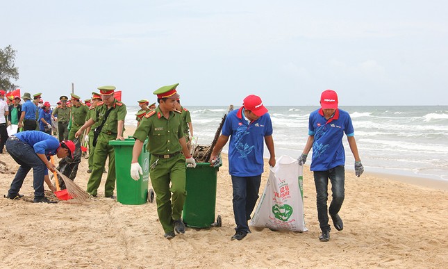 Đông đảo tình nguyện viên ra quân Chiến dịch 'Hãy làm sạch biển' ảnh 9