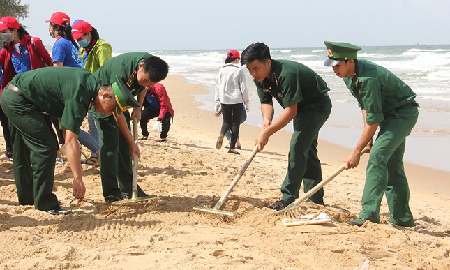 Đông đảo tình nguyện viên ra quân Chiến dịch 'Hãy làm sạch biển' ảnh 8
