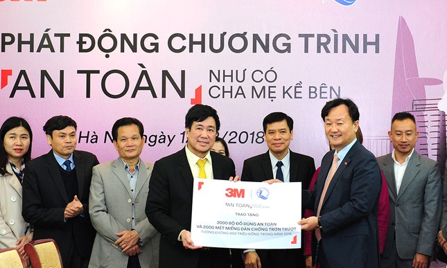 Tặng 3.000 bộ sản phẩm ứng dụng công nghệ bảo vệ trẻ em ảnh 3