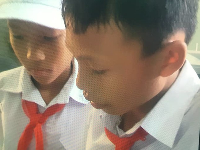 Nhặt được ví trên đường về nhà, học sinh bàn giao công an ảnh 1