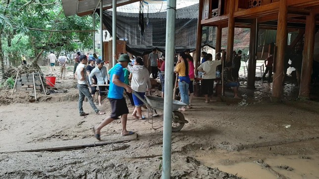 Đoàn viên thanh niên giúp dân khắc phục ảnh hưởng mưa lũ do bão số 3 ảnh 1