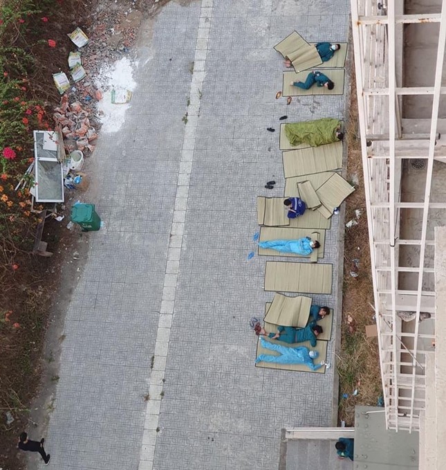 Xúc động hình ảnh 'những chiến binh thầm lặng' chống dịch Covid-19 ảnh 1
