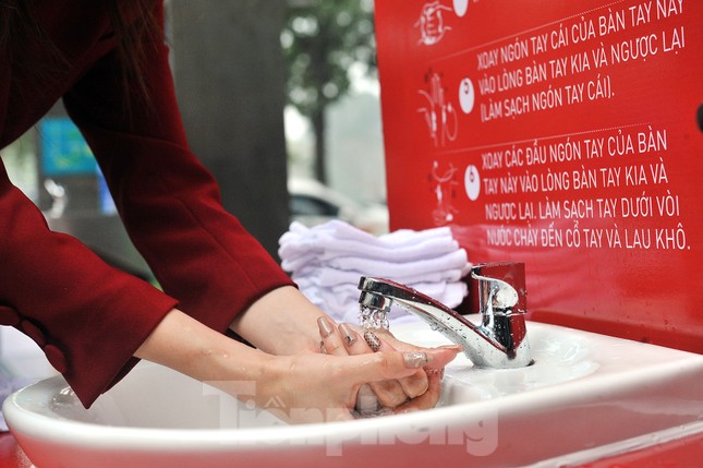 Trạm rửa tay dã chiến chống dịch Covid-19 đầu tiên tại Hà Nội ảnh 5