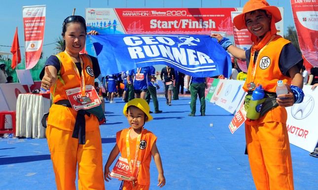 Bé 3 tuổi cùng bố mẹ chinh phục đường chạy ở Lý Sơn ảnh 1