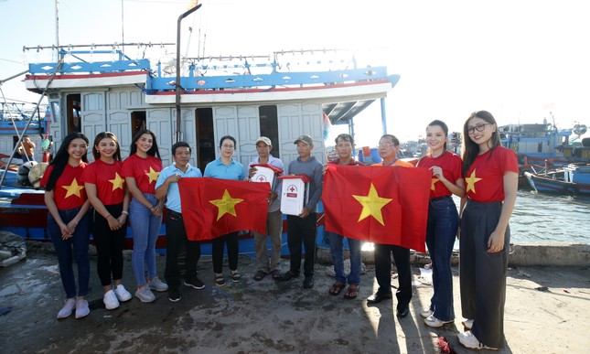 Cờ Tổ quốc, tủ thuốc y tế đến tay ngư dân Lý Sơn ảnh 1