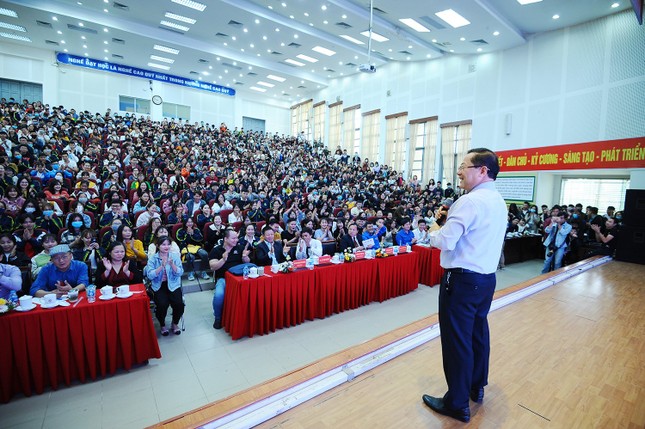 TS Lê Thẩm Dương, 1977 Vlog chia sẻ tại 'Trường học hay Trường đời' ảnh 1