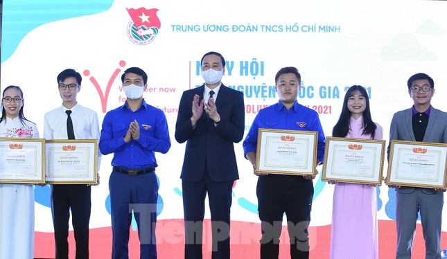 Vinh danh 10 tập thể và 10 cá nhân nhận Giải thưởng Tình nguyện Quốc gia năm 2021 ảnh 7