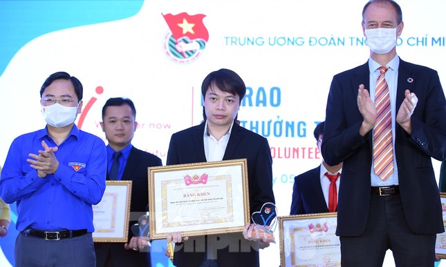 Vinh danh 10 tập thể và 10 cá nhân nhận Giải thưởng Tình nguyện Quốc gia năm 2021 ảnh 4