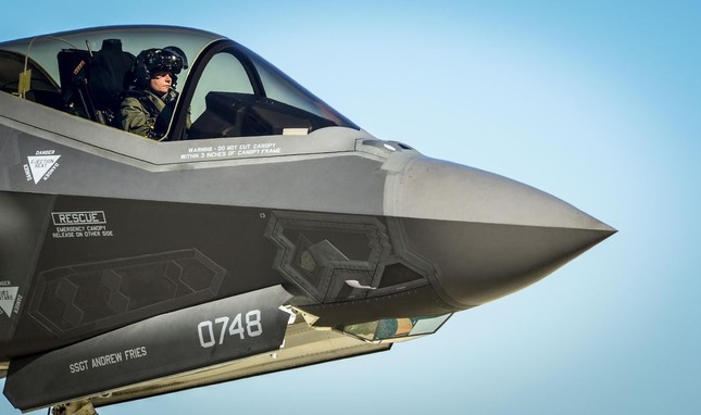 Chiếc mũ bay gần 10 tỷ đồng của phi công F-35 Mỹ ảnh 1