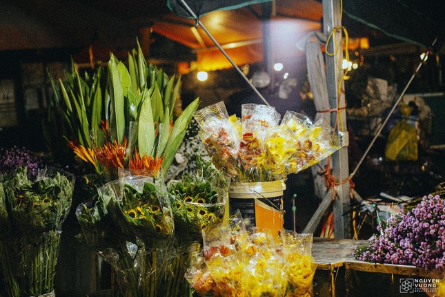 Chợ hoa đêm Quảng Bá điểm ‘check-in’ của giới trẻ Hà thành ảnh 11