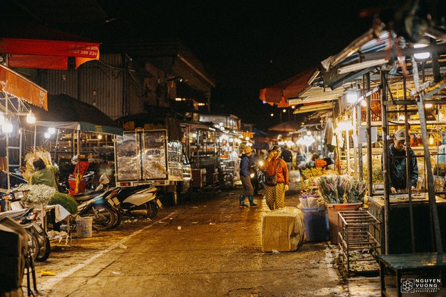 Chợ hoa đêm Quảng Bá điểm ‘check-in’ của giới trẻ Hà thành ảnh 12