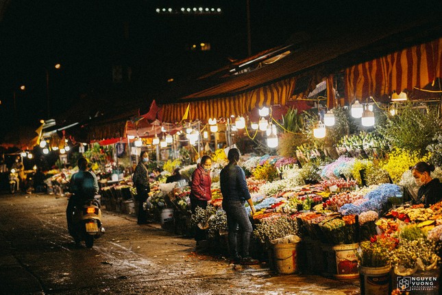 Chợ hoa đêm Quảng Bá điểm ‘check-in’ của giới trẻ Hà thành ảnh 7