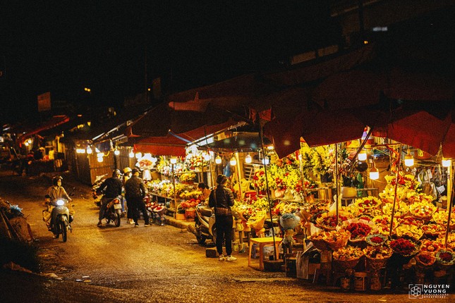 Chợ hoa đêm Quảng Bá điểm ‘check-in’ của giới trẻ Hà thành ảnh 3