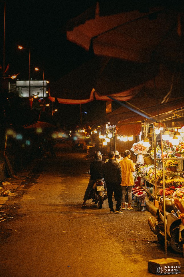 Chợ hoa đêm Quảng Bá điểm ‘check-in’ của giới trẻ Hà thành ảnh 2