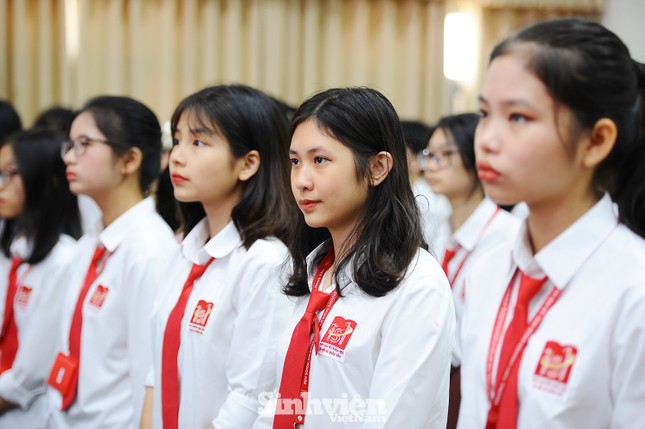 Lễ khai giảng ấn tượng của trường THPT chuyên KHXHNV đầu tiên ở Việt Nam ảnh 5
