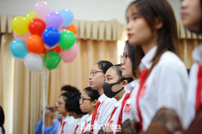 Lễ khai giảng ấn tượng của trường THPT chuyên KHXHNV đầu tiên ở Việt Nam ảnh 3