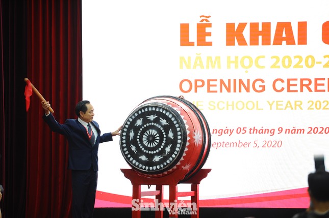 Lễ khai giảng ấn tượng của trường THPT chuyên KHXHNV đầu tiên ở Việt Nam ảnh 2