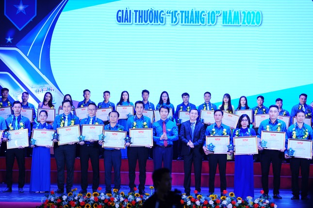Nam sinh cõng bạn đến trường cùng nhiều gương thanh niên sống đẹp được tôn vinh ảnh 8