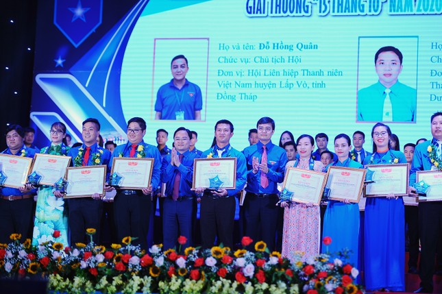 Nam sinh cõng bạn đến trường cùng nhiều gương thanh niên sống đẹp được tôn vinh ảnh 6