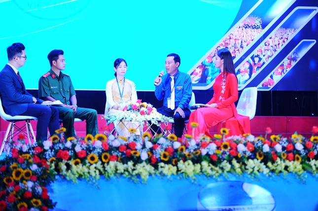Nam sinh cõng bạn đến trường cùng nhiều gương thanh niên sống đẹp được tôn vinh ảnh 5