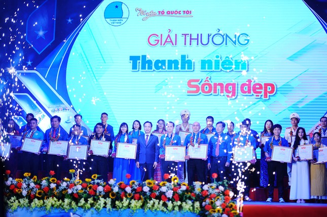Nam sinh cõng bạn đến trường cùng nhiều gương thanh niên sống đẹp được tôn vinh ảnh 2