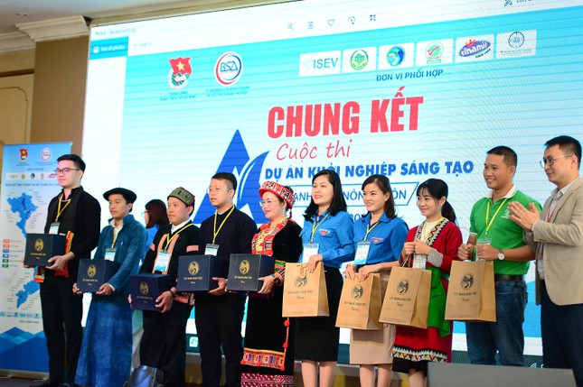 Đôi vợ chồng trẻ giành giải Nhất khởi nghiệp, với sản phẩm “Mát xa hoa dừa lấy mật” ảnh 13
