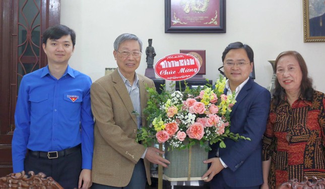 Ban Bí thư T.Ư Đoàn tri ân các thầy cô giáo, nhà giáo lão thành ảnh 1
