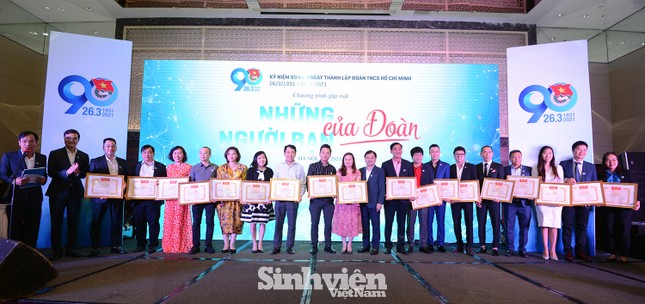 Cầu thủ Quang Hải sánh bước cùng TS Lê Thẩm Dương lên nhận bằng khen ảnh 9