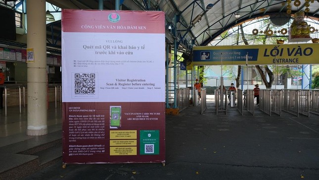Ngày đầu Công viên Đầm Sen mở cửa trở lại ảnh 2