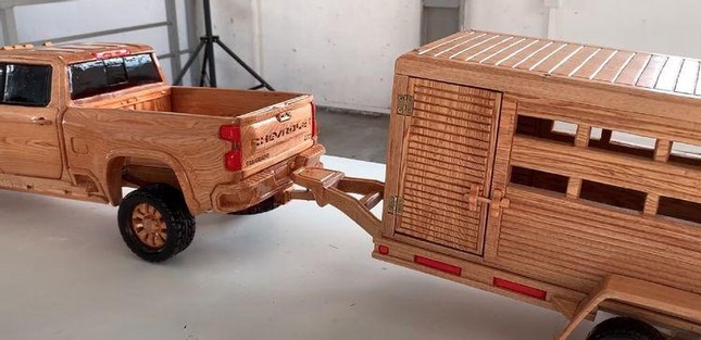Thợ mộc Việt điêu khắc mô hình bán tải Chevrolet độc đáo ảnh 1