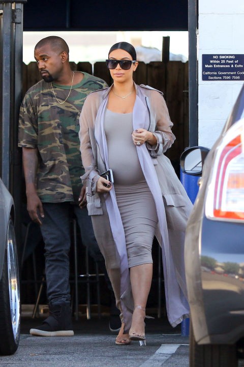 'Bầu bí' nhưng vẫn gợi cảm như Kim Kardashian ảnh 2