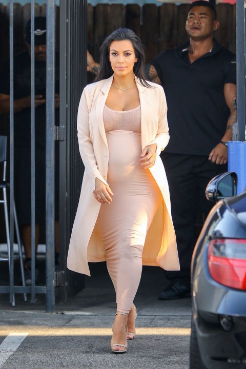 'Bầu bí' nhưng vẫn gợi cảm như Kim Kardashian ảnh 9