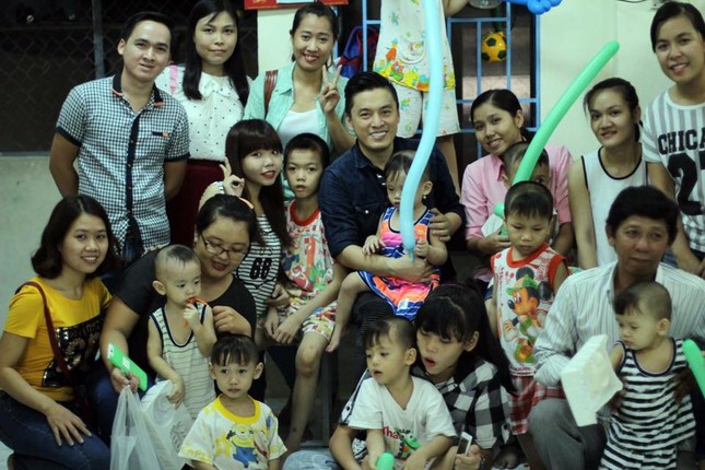 Lam Trường bật khóc khi thấy bé gái bị não úng thuỷ ảnh 9