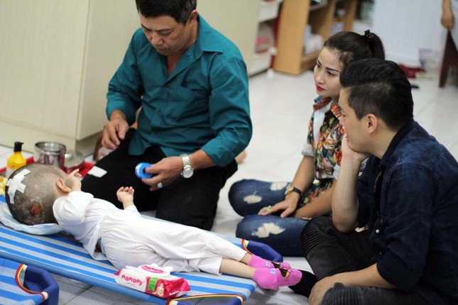 Lam Trường bật khóc khi thấy bé gái bị não úng thuỷ ảnh 2