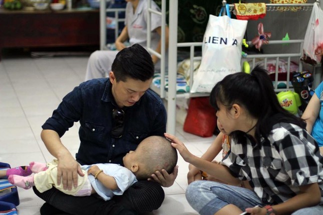 Lam Trường bật khóc khi thấy bé gái bị não úng thuỷ ảnh 3