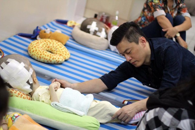 Lam Trường bật khóc khi thấy bé gái bị não úng thuỷ ảnh 4