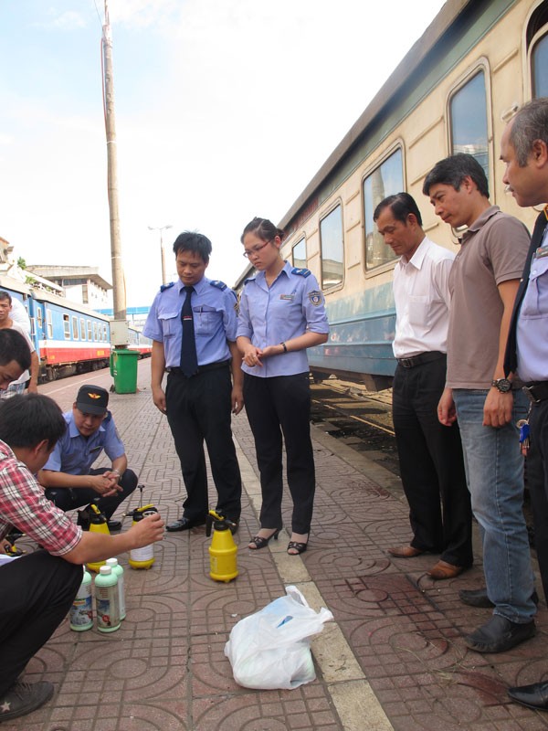 Giám đốc, nhân viên hò nhau lau tàu ảnh 1