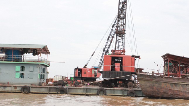 Khởi tố 6 đối tượng vụ 'cát tặc' trên sông Hồng ảnh 1
