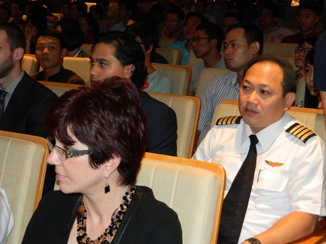 Bạn trẻ náo nức đăng ký học phi công ảnh 7