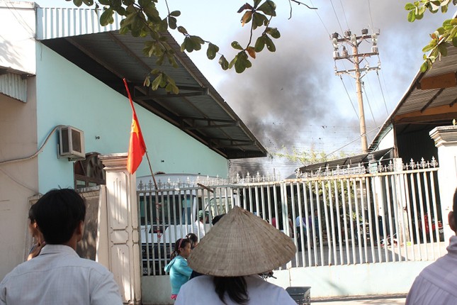 Lửa thiêu rụi nhà kho của công ty gỗ ảnh 1