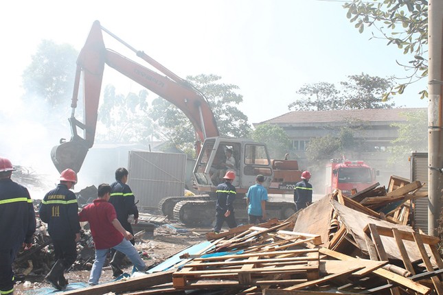 Lửa thiêu rụi nhà kho của công ty gỗ ảnh 3