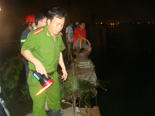 Cháy sà lan chở dầu, nhiều người nhảy xuống sông ảnh 2