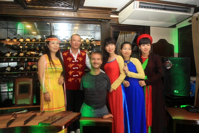 Nick Vujicic mê hoàng hôn trên Vịnh Hạ Long ảnh 4