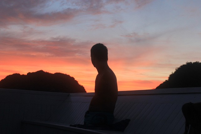 Nick Vujicic mê hoàng hôn trên Vịnh Hạ Long ảnh 1