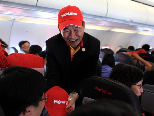 VietJet lại để vũ công mặc bikini “quậy” trên máy bay đến Singapore ảnh 4